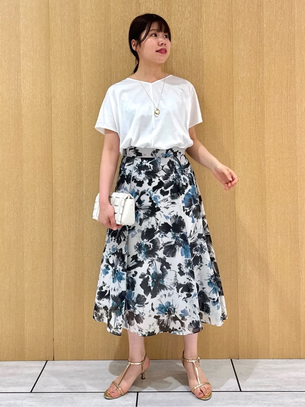 ホワイト系のTシャツ/カットソー、ブルー系のスカートを着用したレディースの秋コーディネートの1枚目の写真