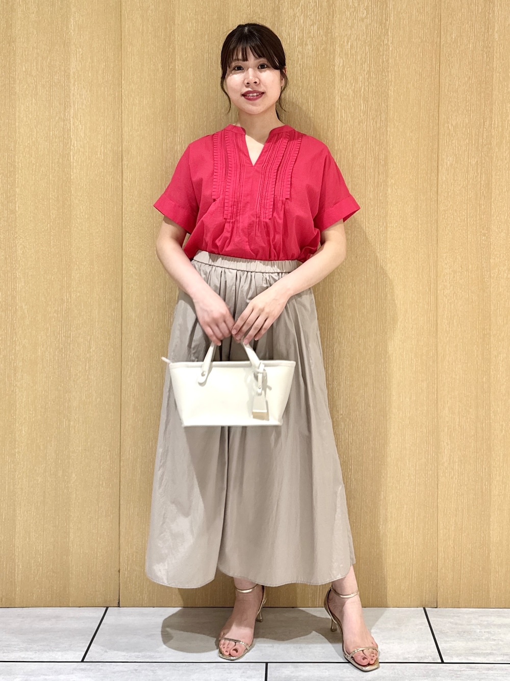 ホワイト系のトートバッグ、ベージュ系のスカート、ピンク系のシャツ/ブラウスを着用したレディースの春コーディネートの1枚目の写真