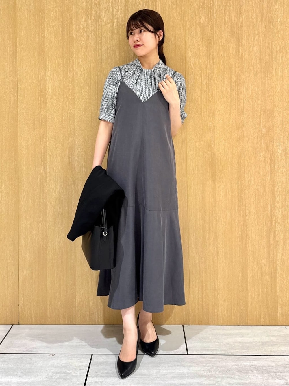 ブルー系のシャツ/ブラウス、グレー系のワンピース、ブラック系のノーカラージャケットを着用したレディースの夏コーディネートの1枚目の写真