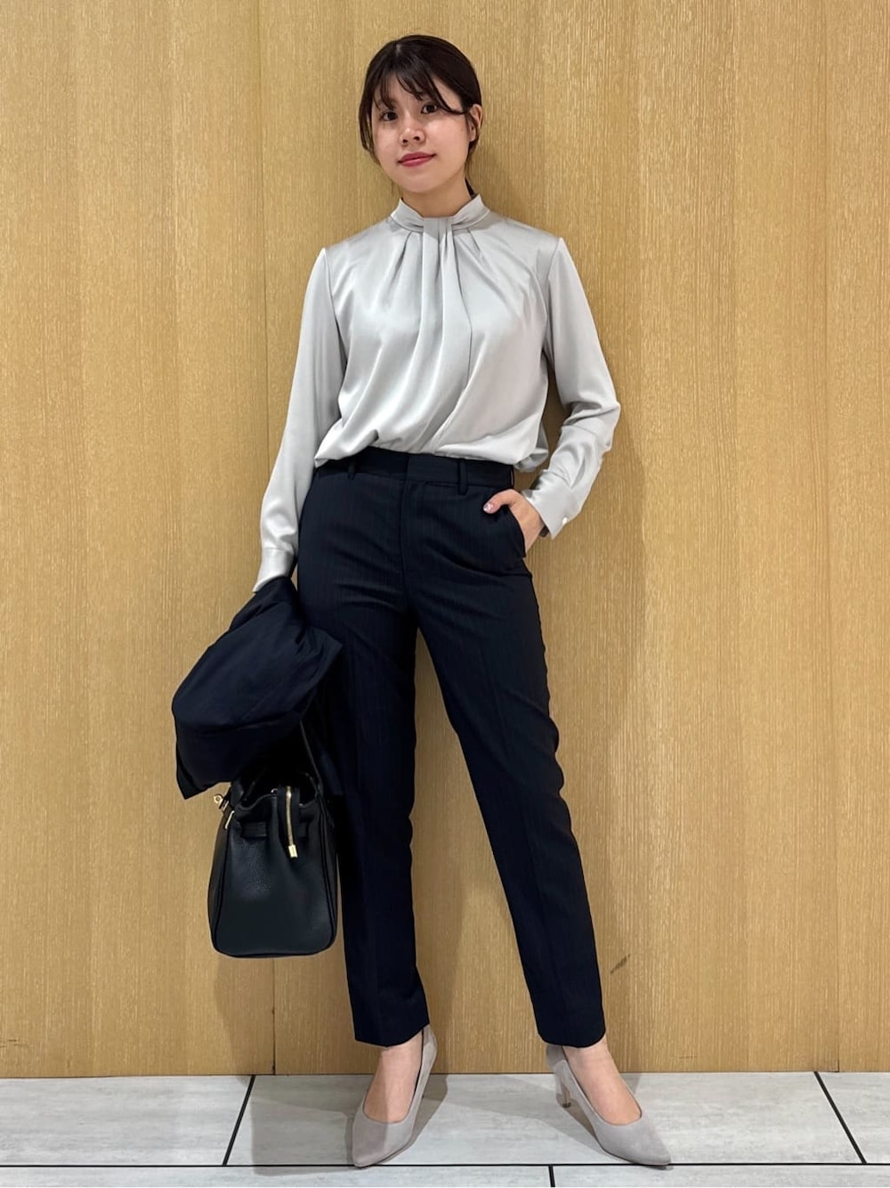グレー系のシャツ/ブラウス、ブルー系のその他パンツ、ブルー系のテーラードジャケットを着用したレディースの秋コーディネートの1枚目の写真