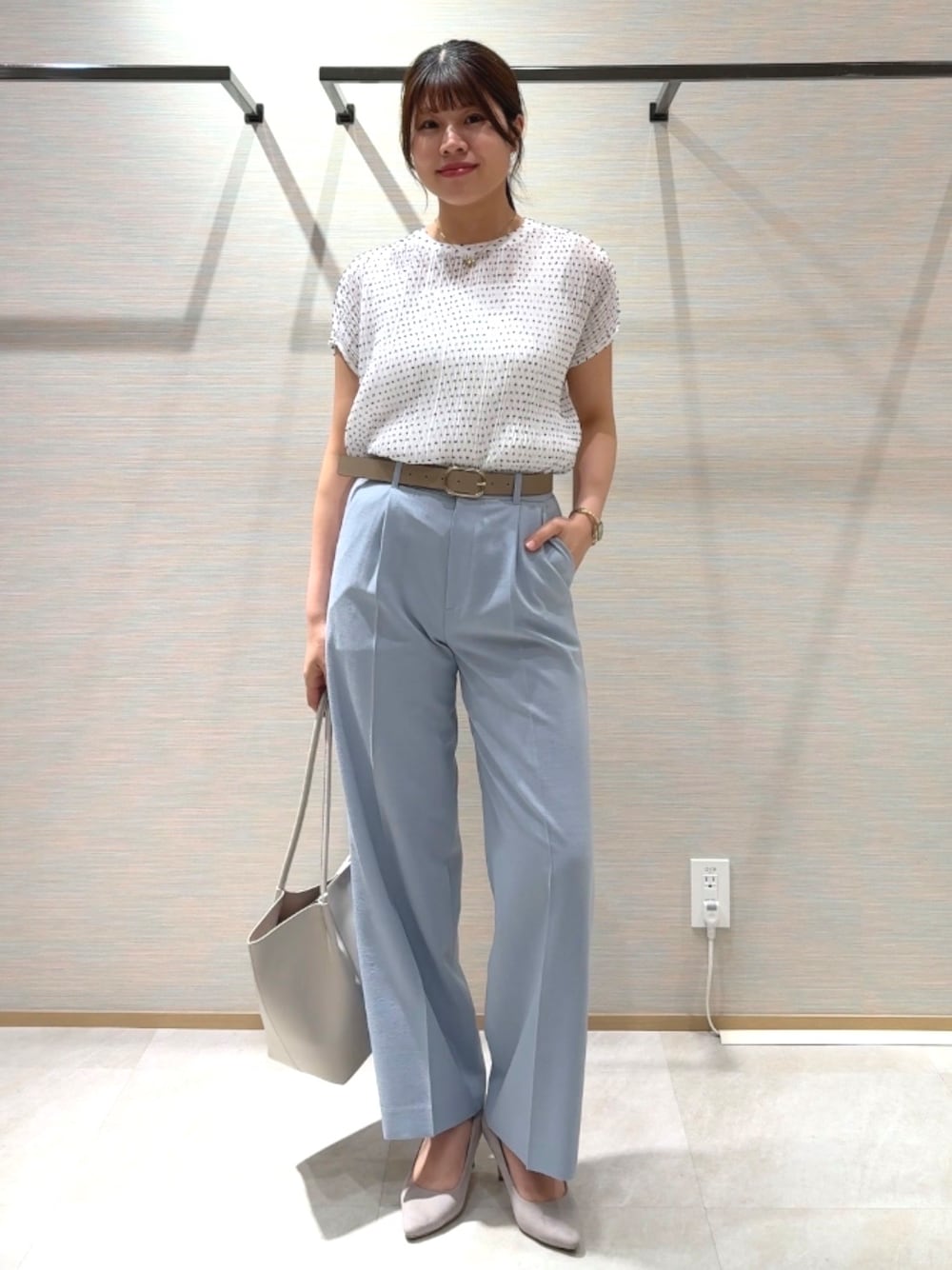 ホワイト系のシャツ/ブラウス、ブルー系のその他パンツ、ホワイト系のタンクトップを着用したレディースの秋コーディネートの1枚目の写真