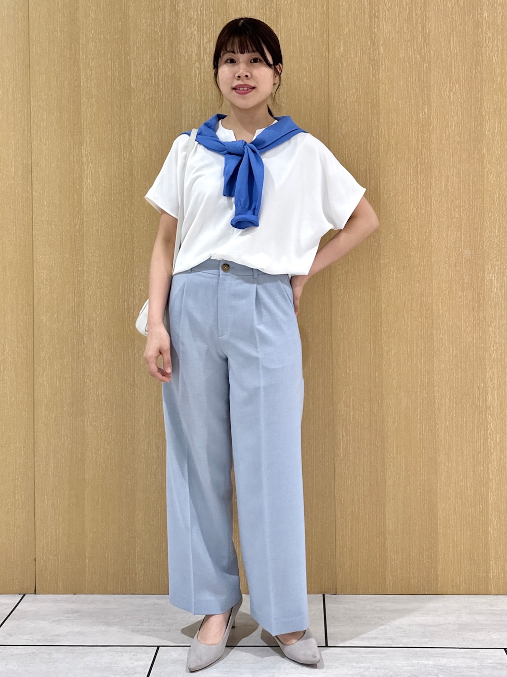 ブルー系のその他パンツ、ホワイト系のシャツ/ブラウス、ブルー系のカーディガン/ボレロを着用したレディースの春コーディネートの1枚目の写真