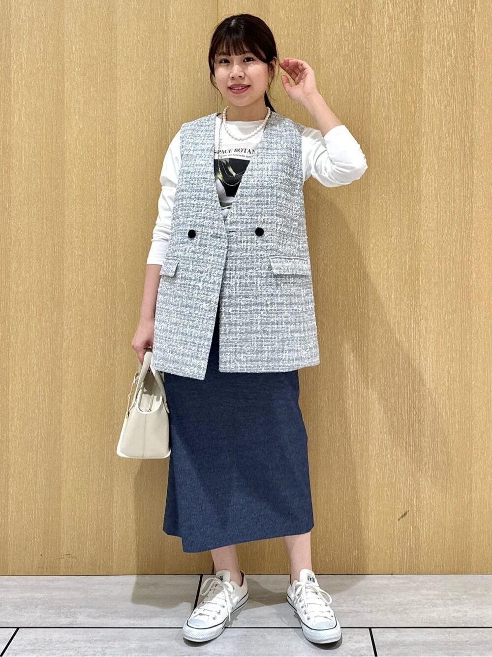 グレー系のブルゾン、ホワイト系のTシャツ/カットソー、ブルー系のスカートを着用したレディースの春コーディネートの1枚目の写真