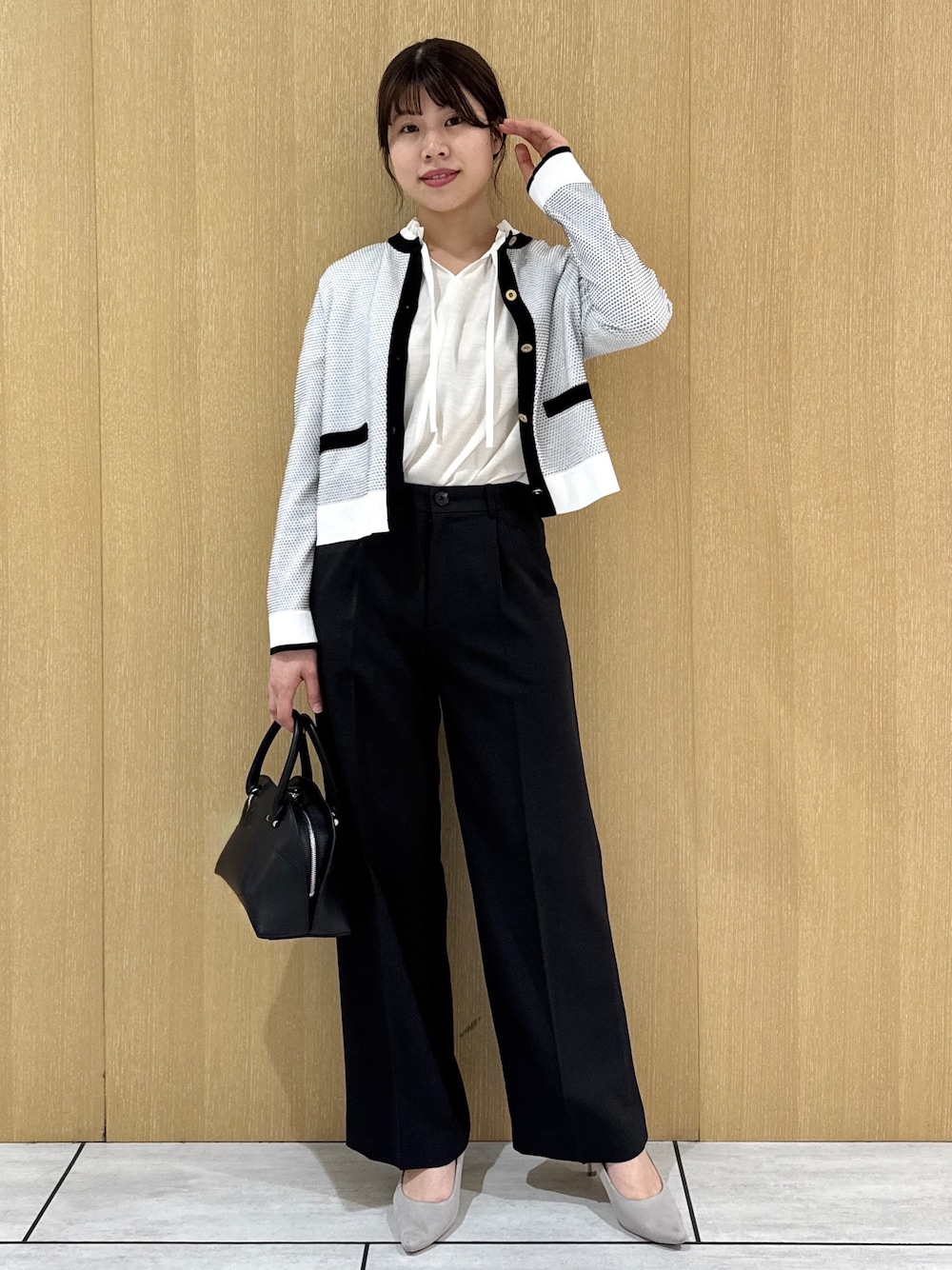 ブラック系のその他パンツ、ホワイト系のシャツ/ブラウス、ホワイト系のカーディガン/ボレロを着用したレディースの春コーディネートの1枚目の写真