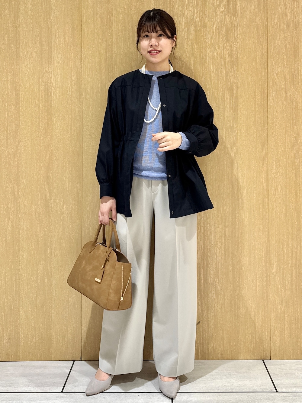 ブラウン系のスカート、ブルー系のノーカラーコート、ブルー系のニット/セーターを着用したレディースの春コーディネートの1枚目の写真