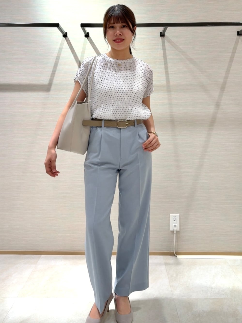 ホワイト系のシャツ/ブラウス、ブルー系のその他パンツ、ホワイト系のタンクトップを着用したレディースの夏コーディネートの1枚目の写真