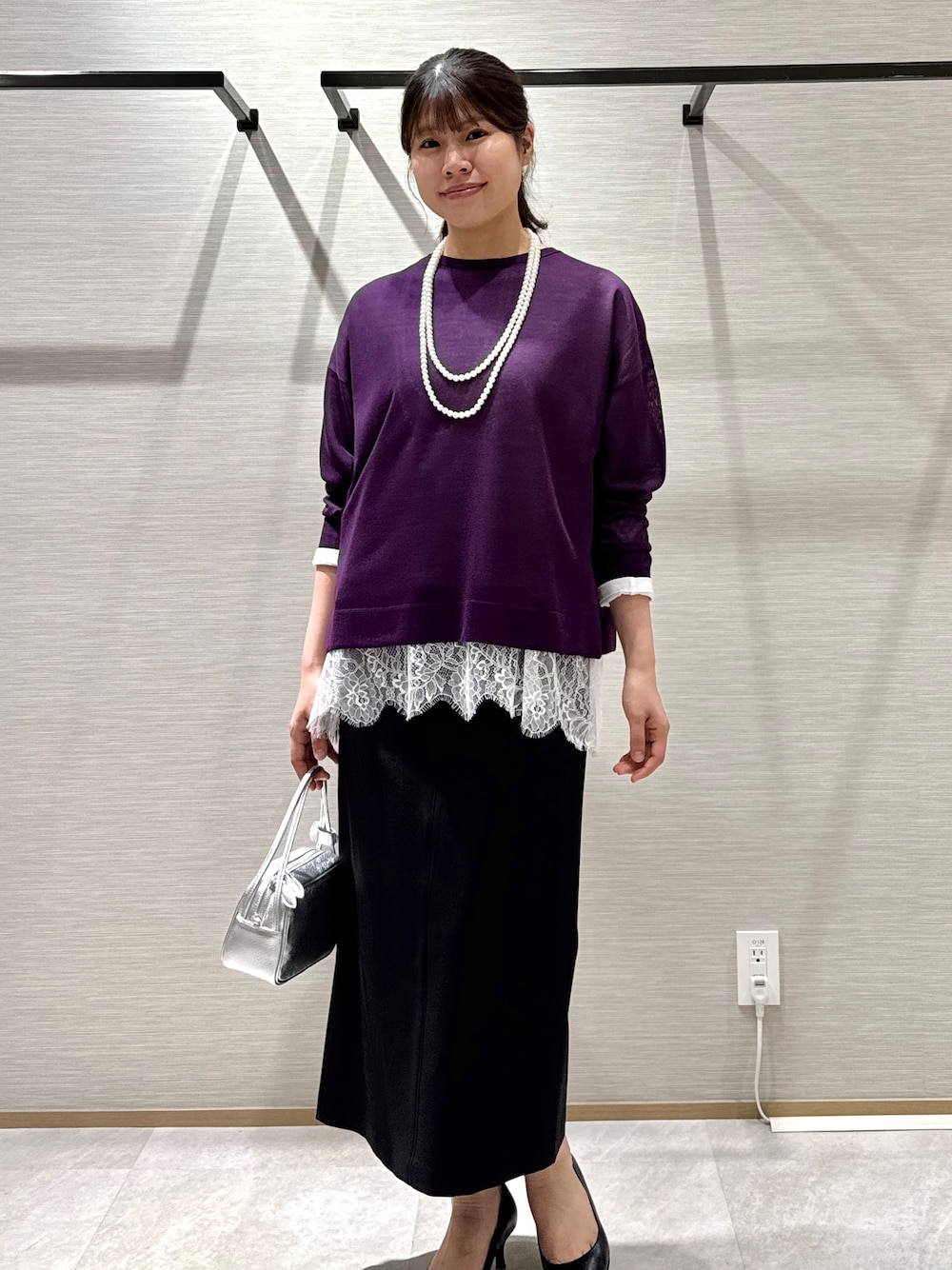 パープル系のカーディガン/ボレロ、ホワイト系のTシャツ/カットソー、ホワイト系のタンクトップを着用したレディースの秋コーディネートの1枚目の写真