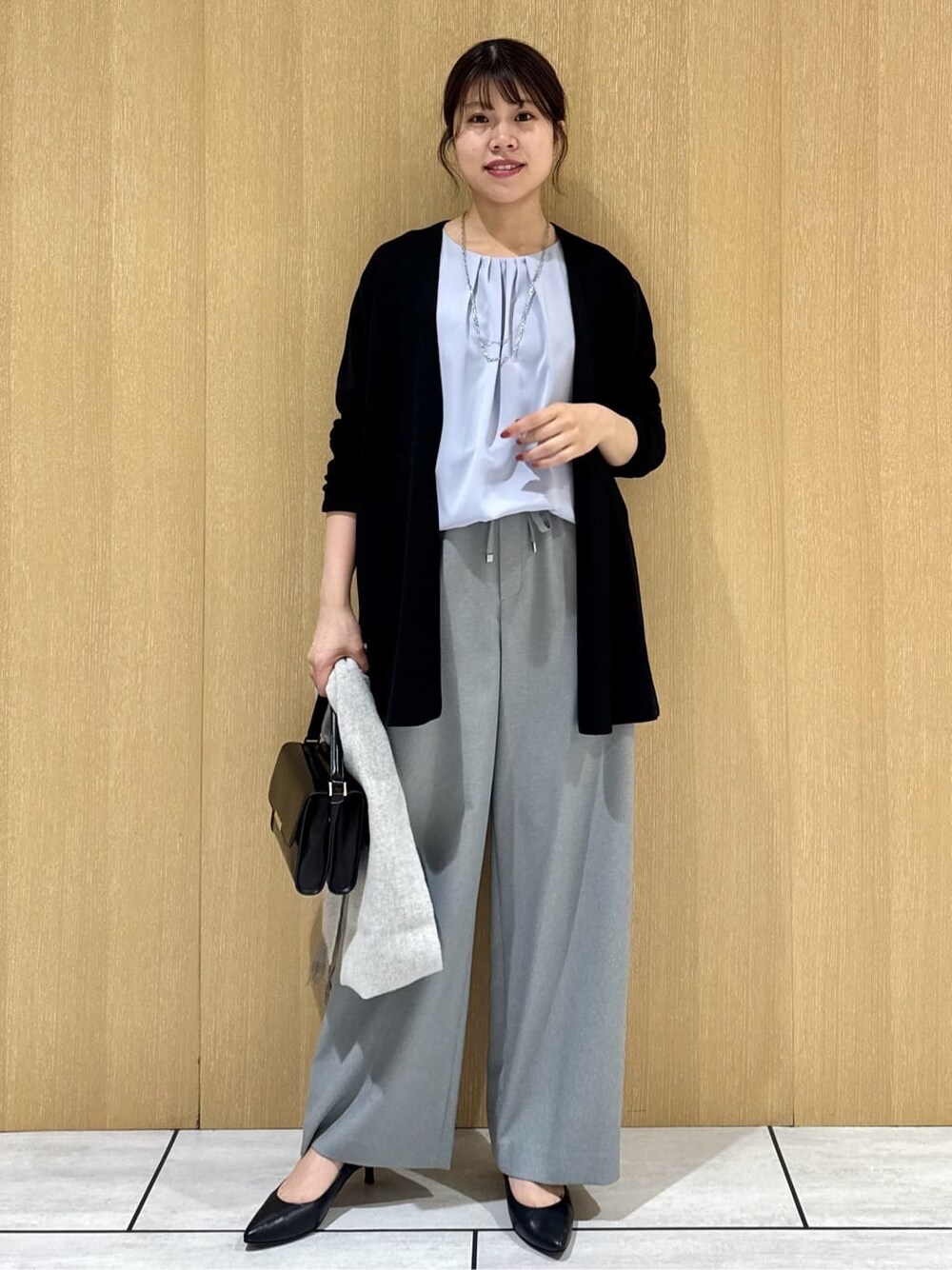 ブラック系のカーディガン/ボレロ、ブルー系のシャツ/ブラウス、グレー系のその他パンツを着用したレディースの冬コーディネートの1枚目の写真