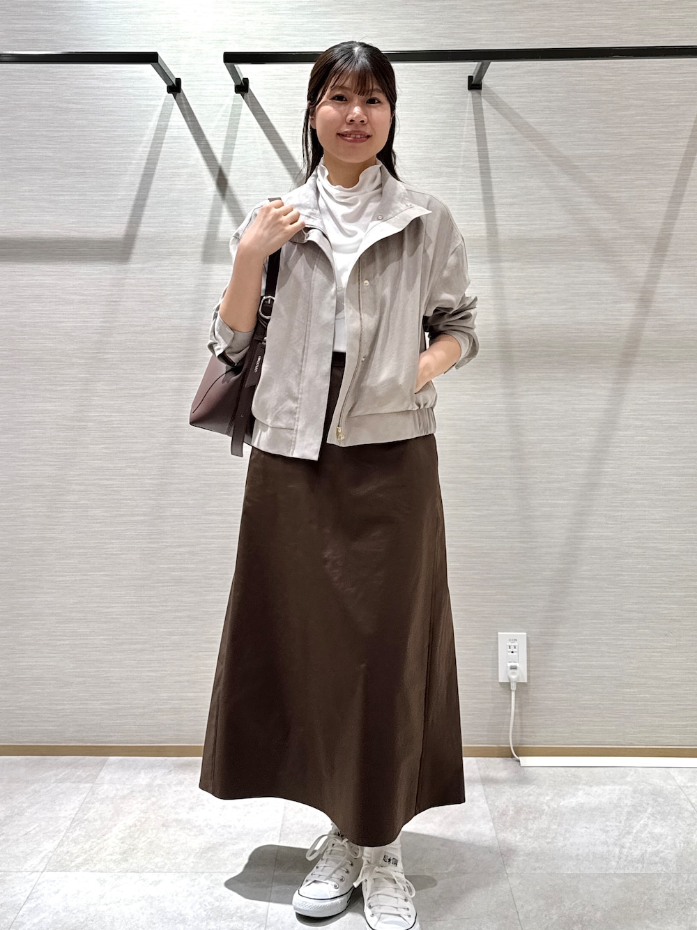 ベージュ系のブルゾン、ホワイト系のTシャツ/カットソー、ホワイト系のタンクトップを着用したレディースの夏コーディネートの1枚目の写真