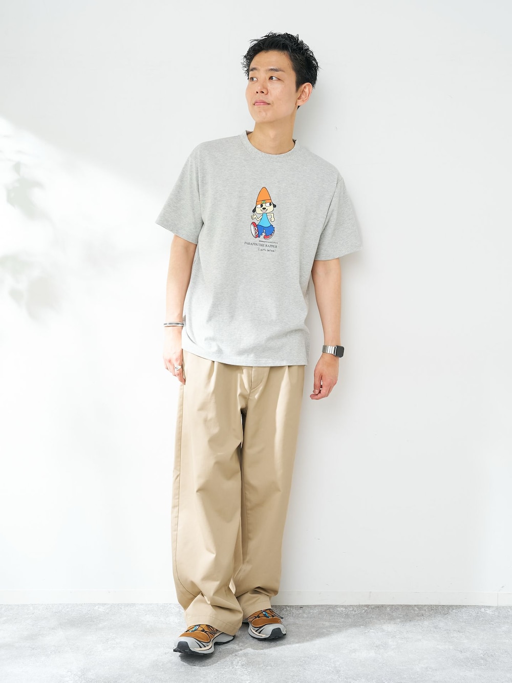 グレー系のTシャツ/カットソーを着用したメンズの夏コーディネートの1枚目の写真
