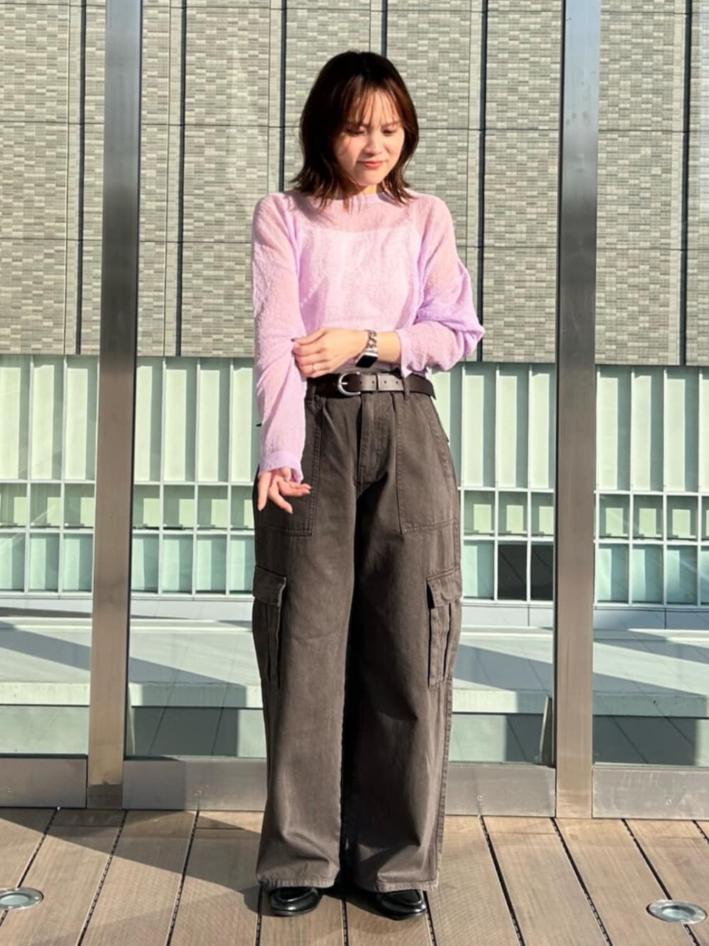 ブラウン系のカーゴパンツ、パープル系のニット/セーターを着用したレディースの春コーディネートの1枚目の写真