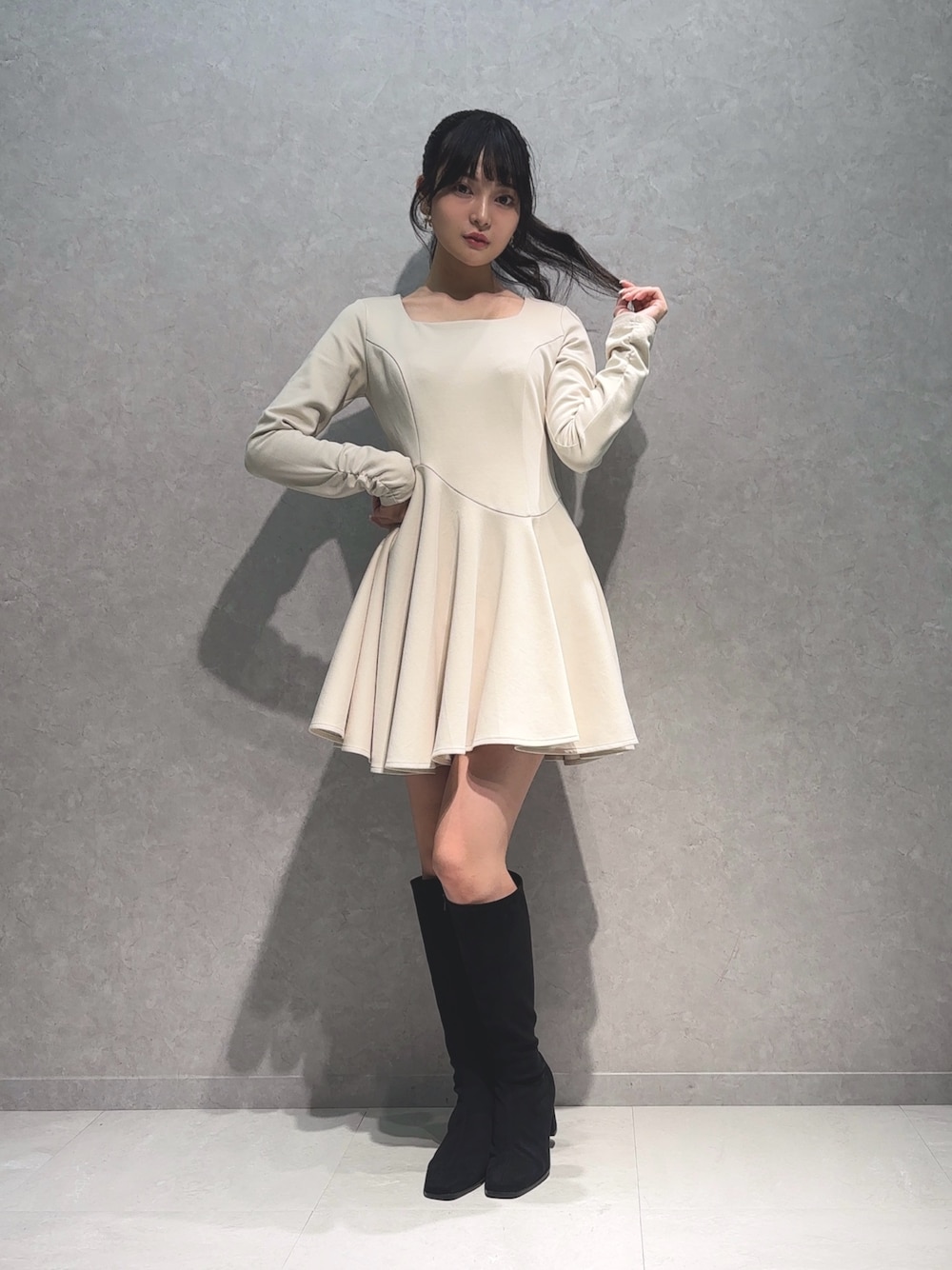 ホワイト系のワンピース、ブラック系のブーツを着用したレディースの秋コーディネートの1枚目の写真
