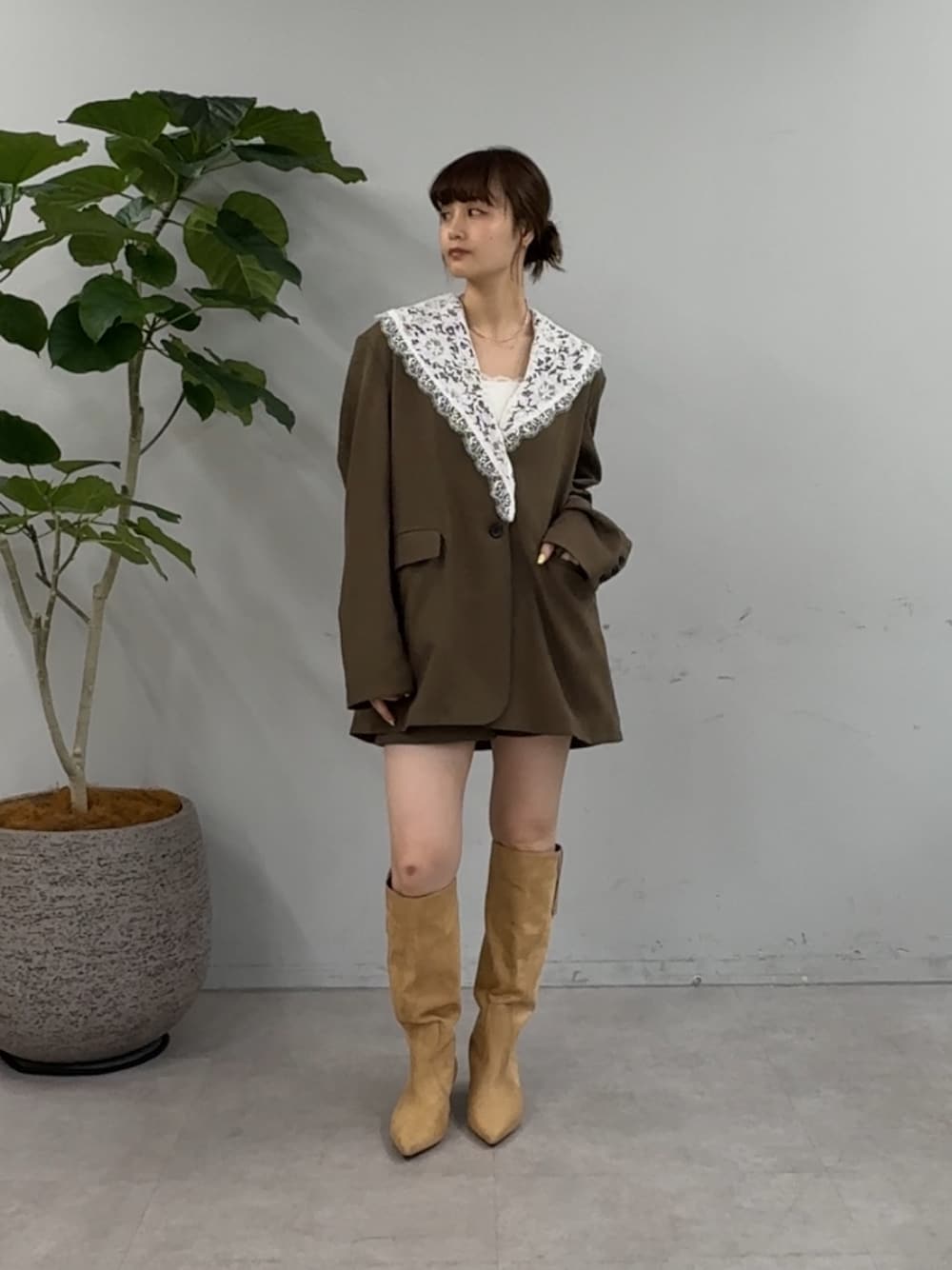 ブラウン系のその他パンツ、ベージュ系のブーツ、ブラウン系のその他アウターを着用したレディースの夏コーディネートの1枚目の写真