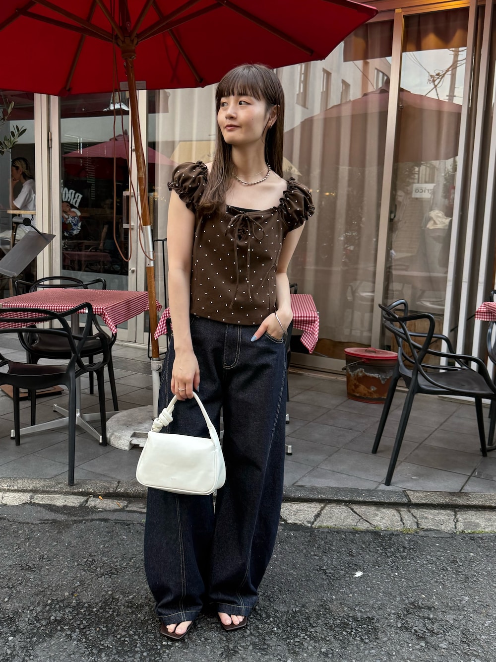 ブラウン系のTシャツ/カットソー、ブラック系のキャミソール、ホワイト系のトートバッグを着用したレディースの夏コーディネートの1枚目の写真