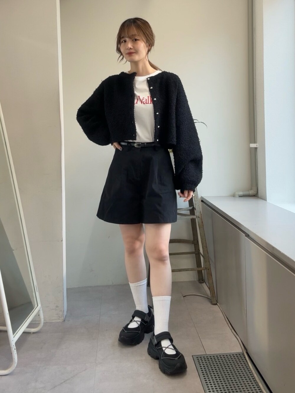 ブラック系のその他パンツ、ブラック系のその他シューズ、ホワイト系のTシャツ/カットソーを着用したレディースの冬コーディネートの1枚目の写真