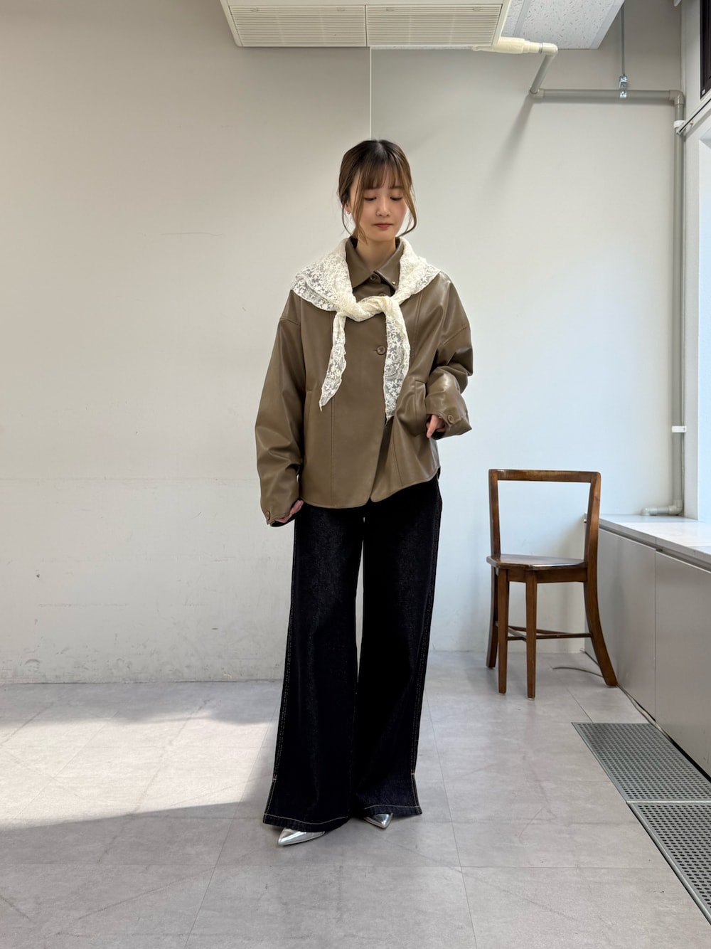 ブラウン系のブルゾン、ブルー系のデニムパンツ、シルバー系のパンプスを着用したレディースの春コーディネートの1枚目の写真