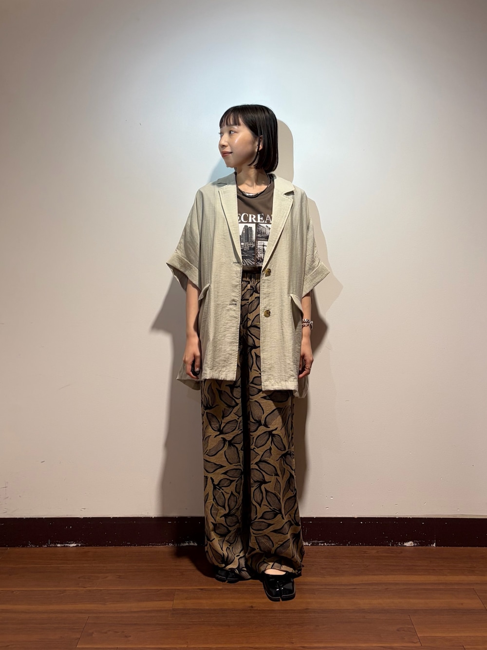 グレー系のその他アウター、ブラウン系のTシャツ/カットソー、ブラウン系のその他パンツを着用したレディースの夏コーディネートの1枚目の写真