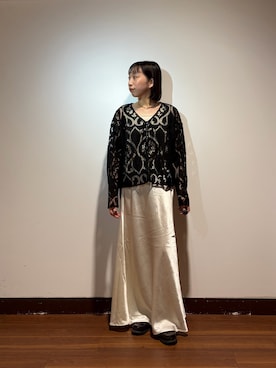 「ITEMS URBANRESEARCH（アイテムズ アーバンリサーチ）のストレッチサテンスカート（スカート、ホワイト系）」を使った、otowaさん（レディース・153cm）の秋コーディネート