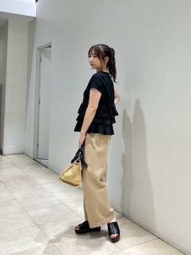 「NATURAL BEAUTY BASIC（ナチュラルビューティーベーシック）の【山本里菜さんコラボ】ドッキングペプラムカットソー（Tシャツ/カットソー、ブラック系）」を使った、MIKUさん（レディース・161cm）の夏コーディネート