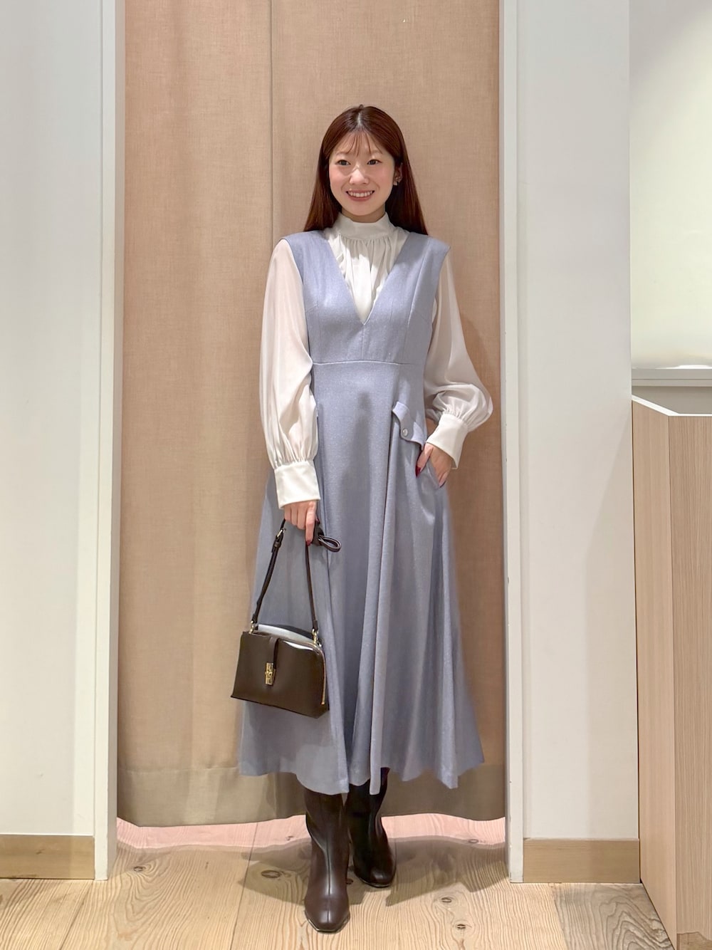 ホワイト系のシャツ/ブラウス、ブルー系のワンピース、ブラウン系のショルダーバッグを着用したレディースの秋コーディネートの1枚目の写真