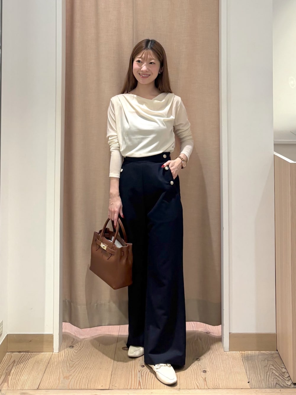 ホワイト系のTシャツ/カットソー、イエロー系のトートバッグ、ブルー系のその他パンツを着用したレディースの秋コーディネートの1枚目の写真