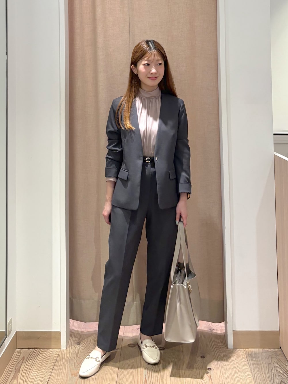 ブラウン系のシャツ/ブラウス、グレー系のノーカラージャケット、グレー系のその他パンツを着用したレディースの夏コーディネートの1枚目の写真