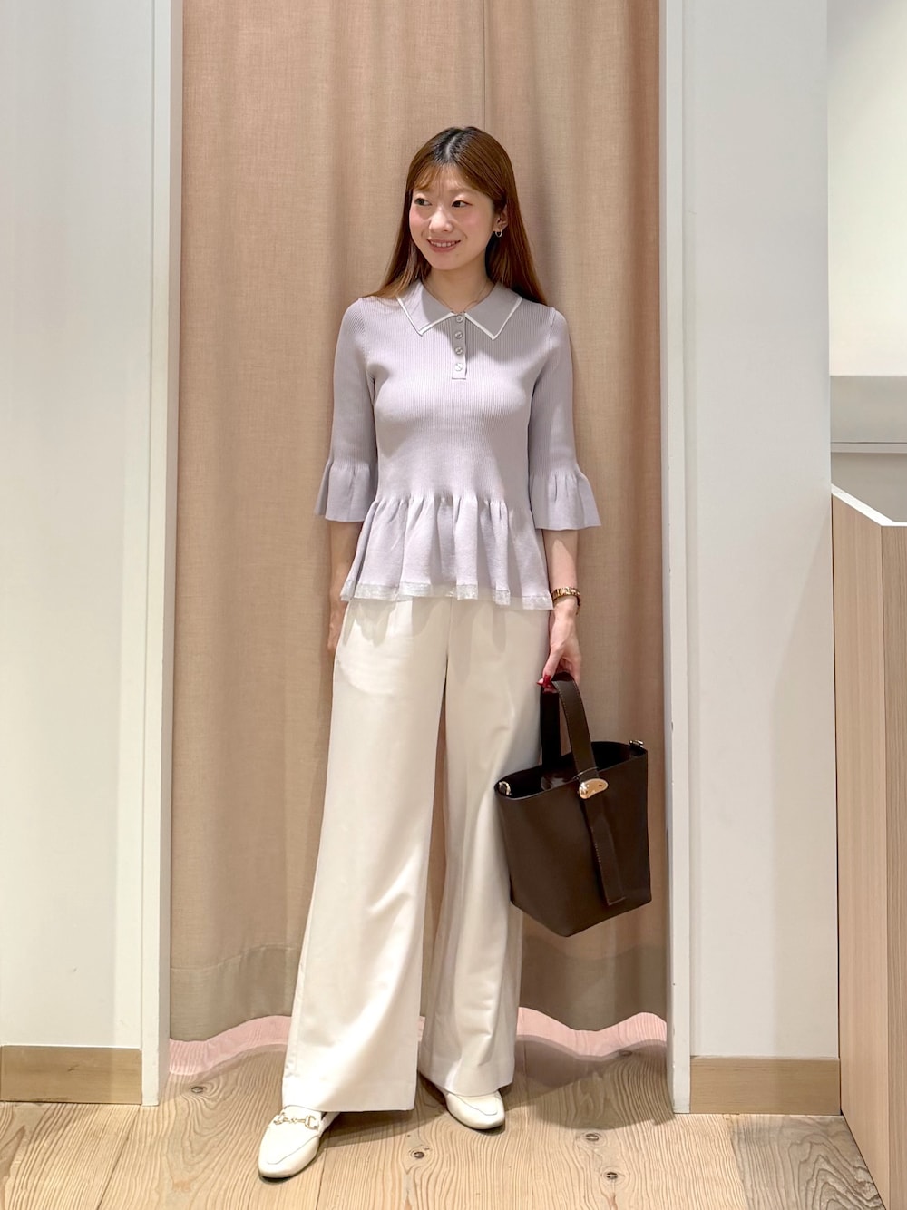 ホワイト系のその他パンツ、ブラウン系のショルダーバッグ、グレー系のニット/セーターを着用したレディースの秋コーディネートの1枚目の写真