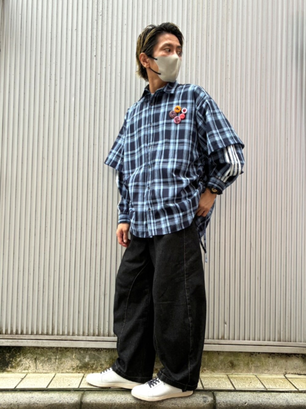 ホワイト系のスニーカーを着用したメンズの秋コーディネートの1枚目の写真