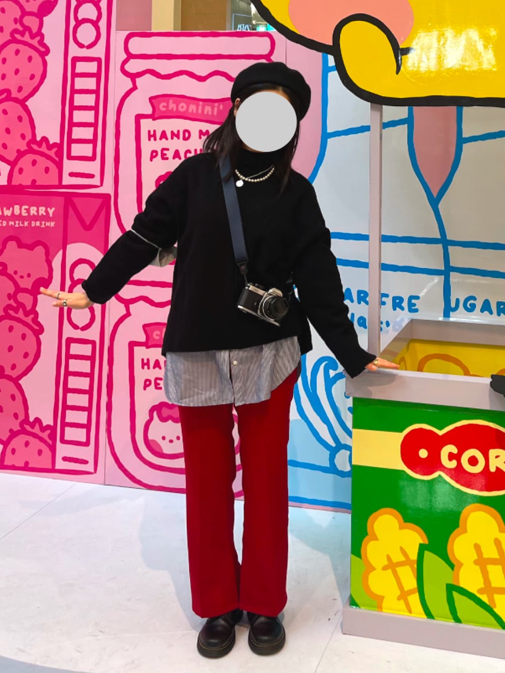 その他のシャツ/ブラウス、ブラック系のその他トップス、レッド系のチノパンツを着用したレディースの冬コーディネートの1枚目の写真