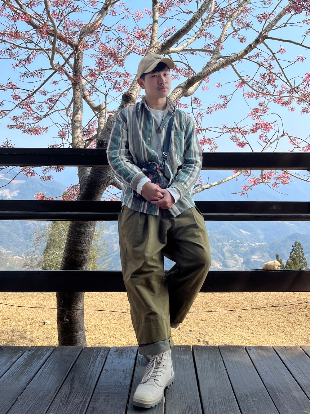 「cuboxのアイテム（チノパンツ、グリーン系）」を使った、陳柏叡さん（メンズ・170cm）の春コーディネートの1枚目の写真