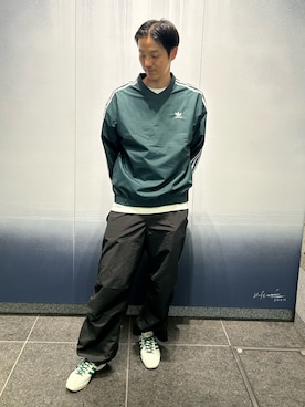 「adidas（アディダス）のアディカラー ウーブンクルーネック ウインドブレーカー（ナイロンジャケット、グリーン系）」を使った、YTさん（メンズ・180cm）の秋コーディネート