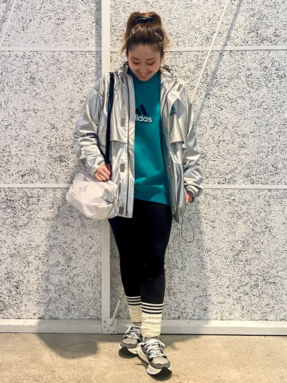 「スウェット、スニーカー、adidas、アディダス、ナイロンジャケット、adidas originals、ルーズソックス、アディダスオリジナルス」｜「adidasのEQT メタリック ウインドブレーカー（ジャケット/アウター、シルバー系）」を使った、FAさん（レディース・158cm）の春コーディネートの1枚目の写真