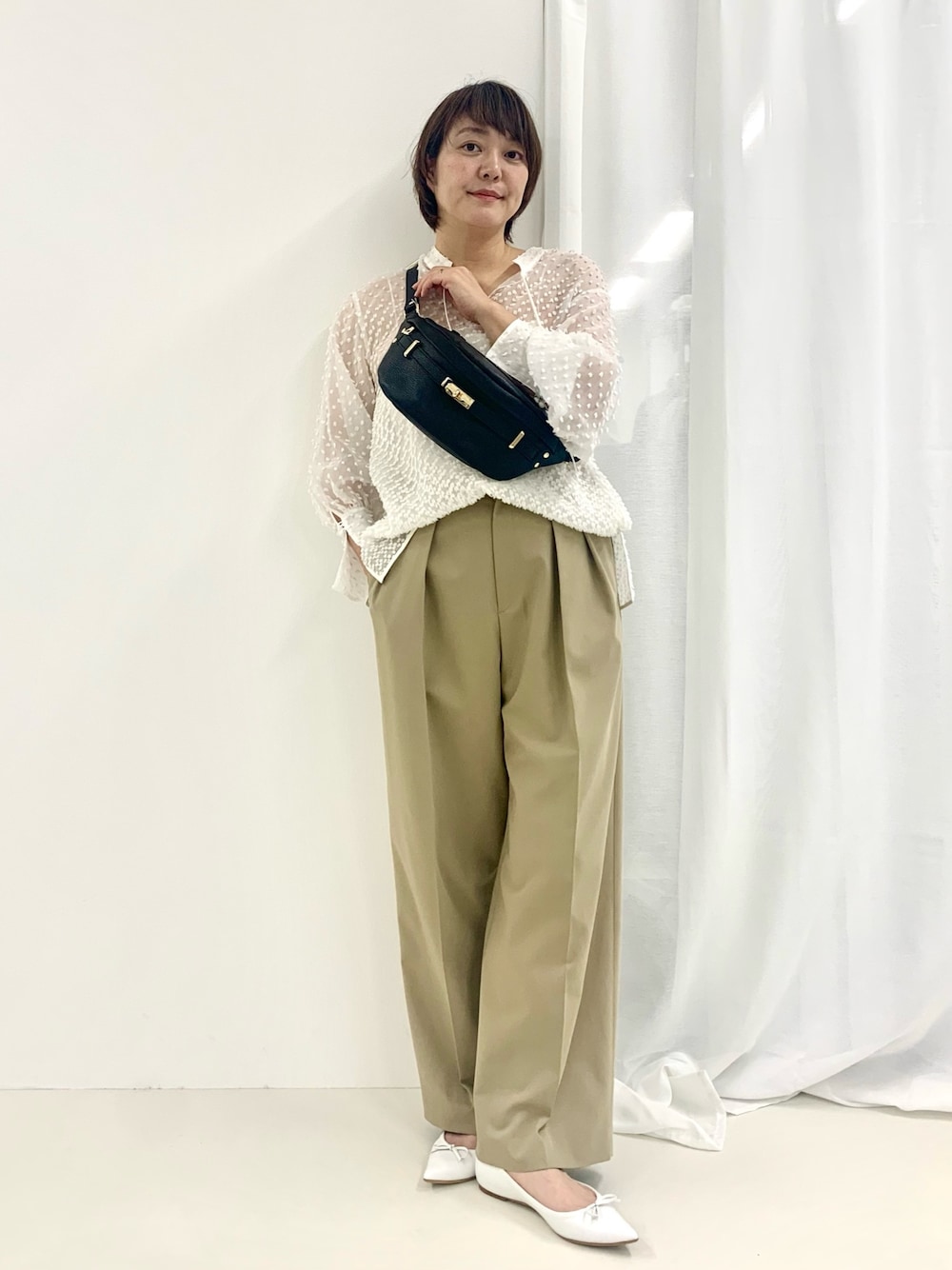 「大人カジュアル、オトナカジュアル、シアートップス、チノパン、シア―ブラウス、透け感、透け感ブラウス、春コーデ、春、ボディバッグ、上品カジュアル、上品」｜「NOLLEY’Sのポインテッドトゥバレエシューズ（バレエシューズ、ホワイト系）」を使った、Yuki.Tさん（レディース・163cm）の冬コーディネートの1枚目の写真