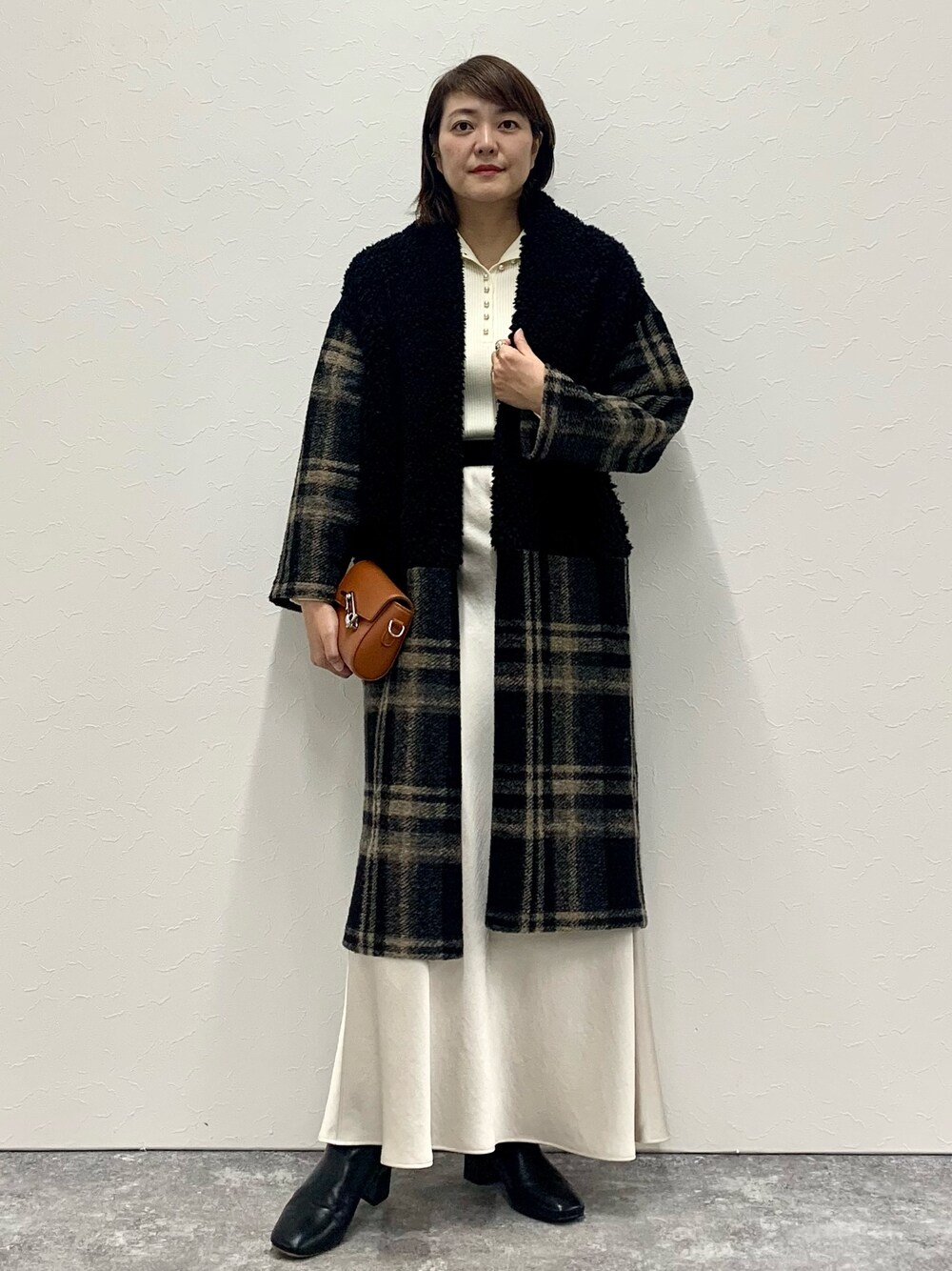 「きれいめカジュアル、キレイめ、オトナ女子、チェック、ファー、ロングスカート」｜「NOLLEY’Sの◇【WEB限定】サテンバイアスフレアスカート（スカート、ホワイト系）」を使った、Yuki.Tさん（レディース・163cm）の秋コーディネートの1枚目の写真
