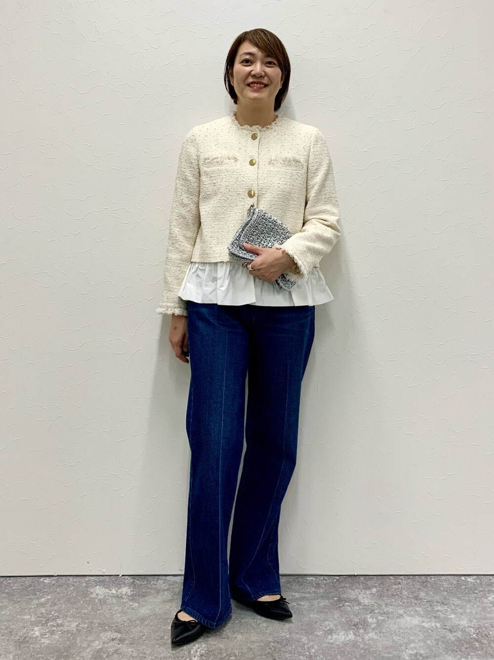 「ジャケット、ジャケットコーデ、ジャケット　デニム、デニム、デニムパンツ、大人カジュアル、オトナカジュアル、きれいめカジュアル、ツイード、ツイードジャケット、ママコーデ」｜「Rie Millerのセンタープレスハイウエストデニム（デニムパンツ、ブルー系）」を使った、Yuki.Tさん（レディース・163cm）の冬コーディネートの1枚目の写真
