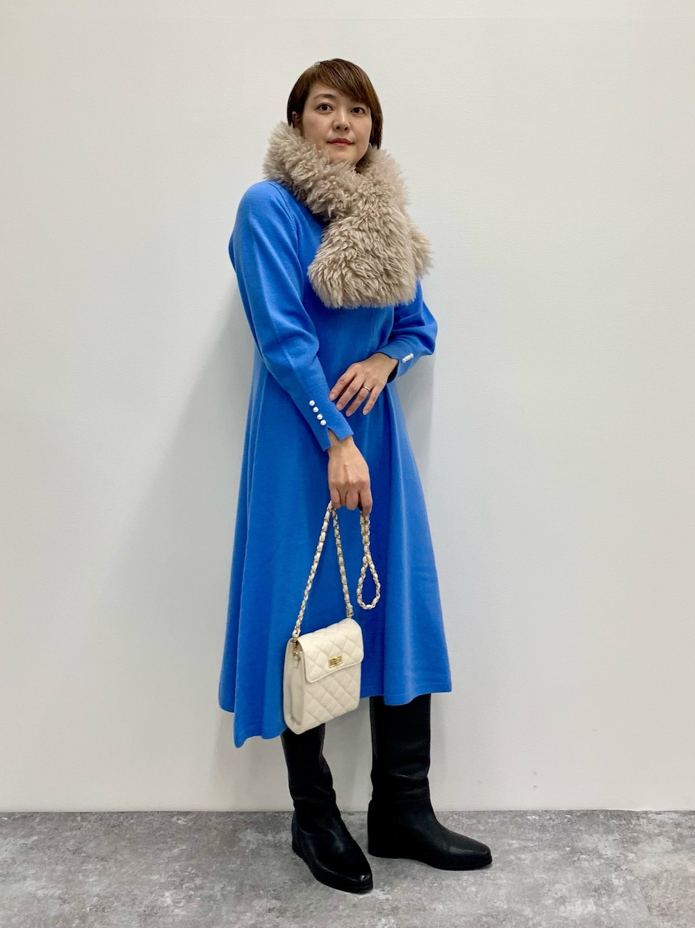 「お出かけコーデ、オトナ女子、忘年会、ニットワンピース、大人かわいい、オトナカジュアル、ロングブーツ、ファー小物、ファー」｜「NOLLEY’Sのキルトチェーンポシェット（ショルダーバッグ、ホワイト系）」を使った、Yuki.Tさん（レディース・163cm）の冬コーディネートの1枚目の写真