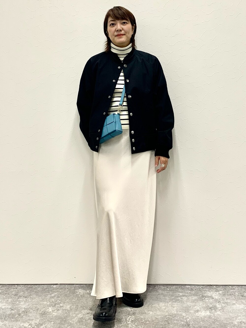 「きれいめカジュアル、大人カジュアル、大人コーデ、大人女子、オトナカジュアル、秋冬コーデ、秋コーデ、秋のコーデ、スタジャン、オトナ女子」｜「NOLLEY’Sの◇【WEB限定】サテンバイアスフレアスカート（スカート、ホワイト系）」を使った、Yuki.Tさん（レディース・163cm）の秋コーディネートの1枚目の写真