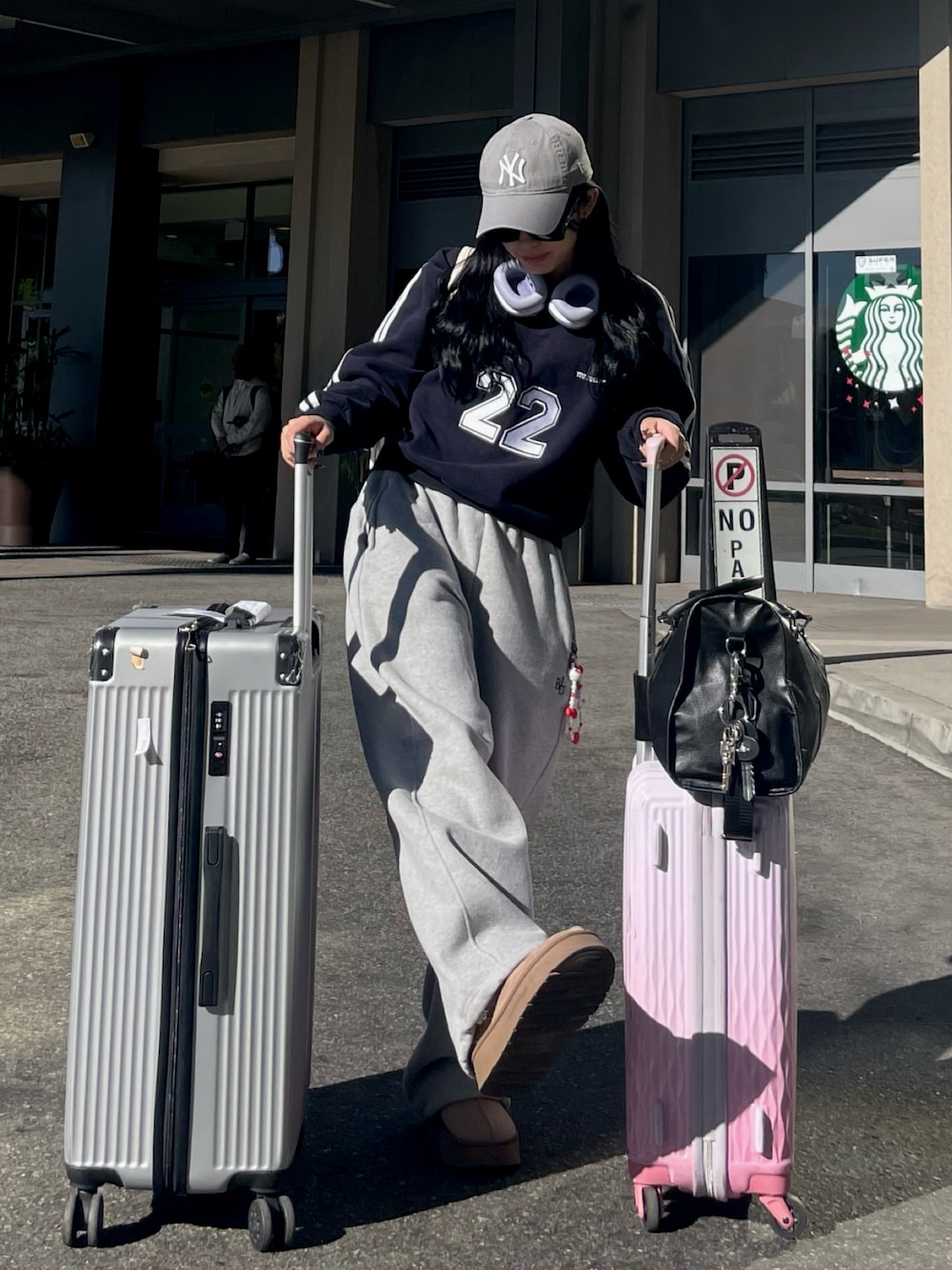「beidelli、秋冬コーデ、おでかけコーデ、シンプルスタイル、スウェットコーデ、空港ファッション、韓国ファッション、韓国コーデ」｜「MOMAのアイテム（キャップ、ホワイト系）」を使った、p!noさん（レディース・156cm）の秋コーディネートの1枚目の写真