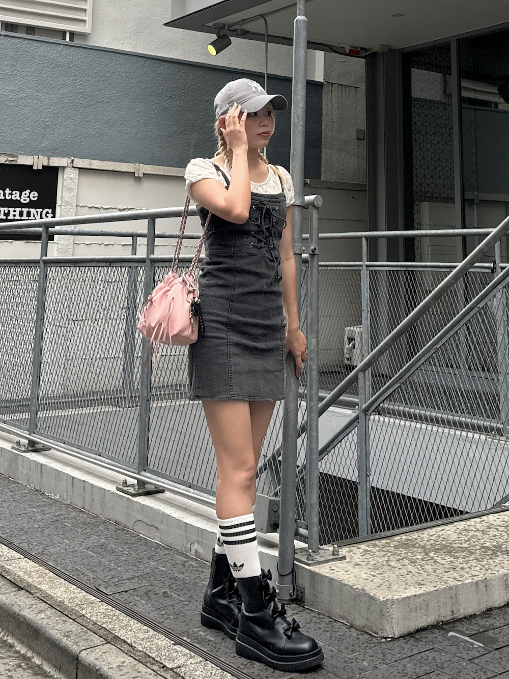 「お出かけコーデ、プチプラ、キャミワンピース、デニムワンピース、韓国ファッション、韓国コーデ、キャップ、キャップ女子、レーストップス」｜「Louemeのレースアップデニムミニキャミワンピース（ワンピース、ブラック系）」を使った、p!noさん（レディース・156cm）の夏コーディネートの1枚目の写真