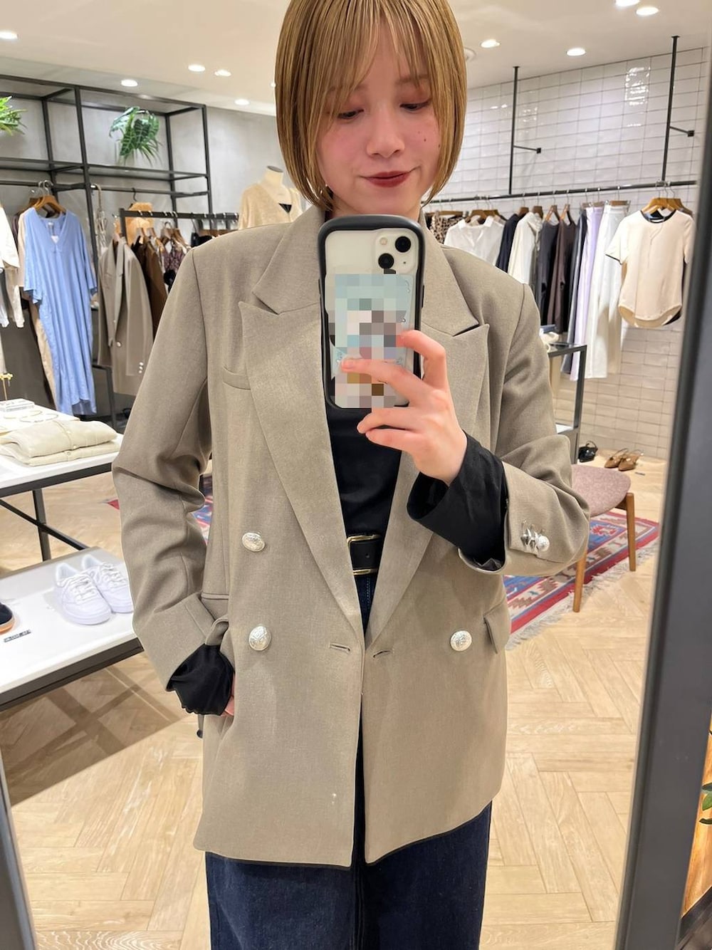 ブラック系のTシャツ/カットソー、グレー系のテーラードジャケット、ブラック系のキャミソールを着用したレディースの春コーディネートの1枚目の写真