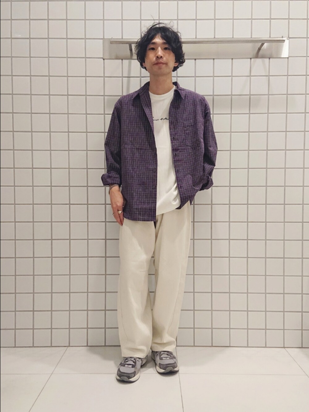 パープル系のシャツ/ブラウス、ホワイト系のTシャツ/カットソー、ホワイト系のその他パンツを着用したメンズの夏コーディネートの1枚目の写真