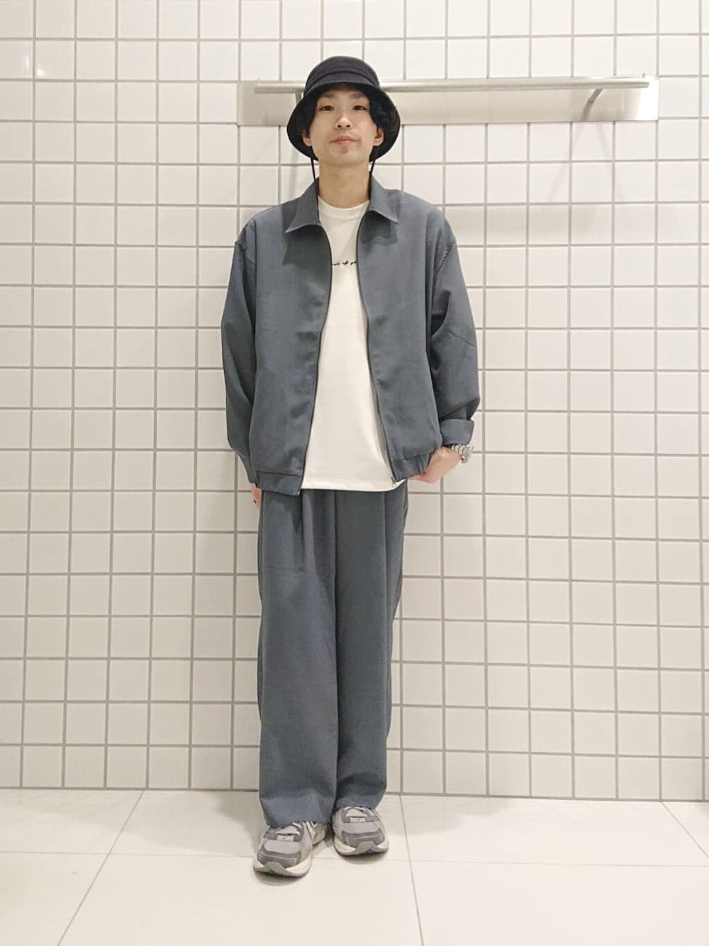「ワイドパンツ、ジャケットスタイル、セットアップ、カジュアル、きれいめカジュアル、senseofplace、夏コーデ、newarrival、ユニセックス、URTECH、私のイチ推しブランド、初夏アウター」｜「SENSE OF PLACE by URBAN RESEARCHのシシュウポンチショートスリーブTシャツ（Tシャツ/カットソー、ホワイト系）」を使った、ちくちさん（メンズ・168cm）の春コーディネートの1枚目の写真