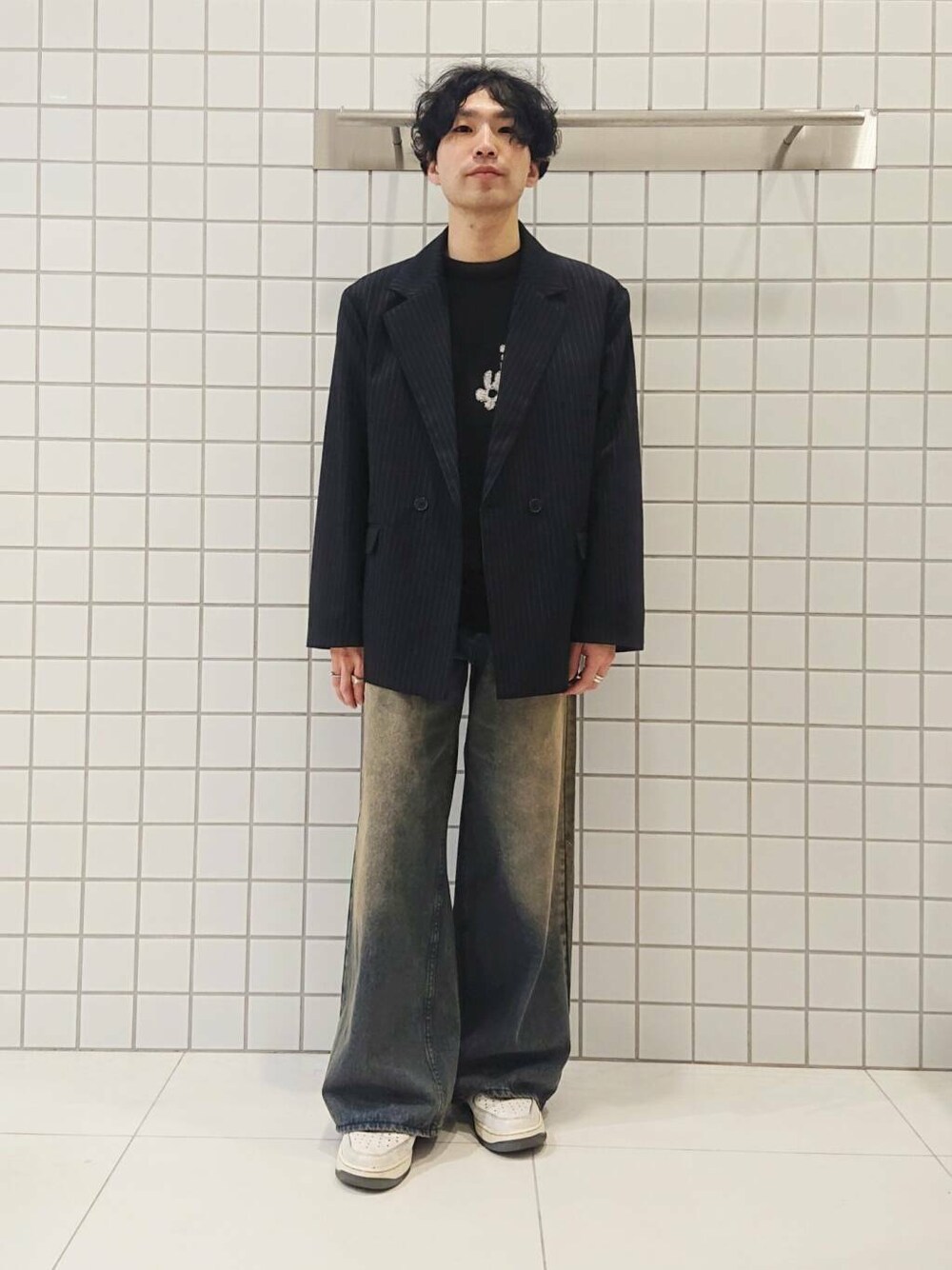 「デニム、ワイドパンツ、カジュアル、ニット、デートコーデ、きれいめカジュアル、ストライプ、春コーデ、senseofplace、春アウター、newarrival、ユニセックス、items、私のイチ推しブランド」｜「ITEMS URBANRESEARCHのループJQDニット LEAD ME（ニット/セーター、ブラック系）」を使った、ちくちさん（メンズ・168cm）の冬コーディネートの1枚目の写真