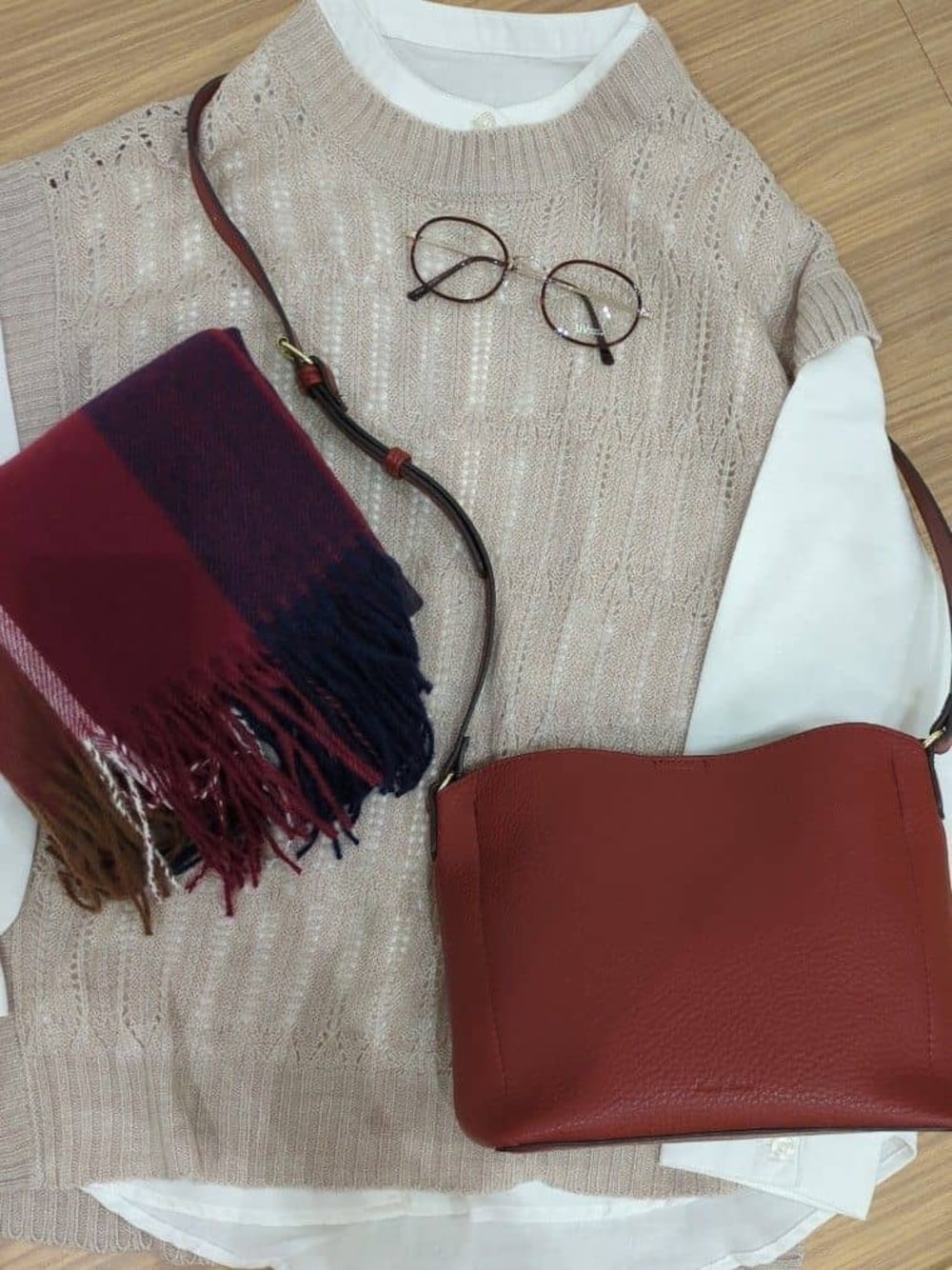 ベージュ系のショルダーバッグ、ブラウン系のショルダーバッグ、グレー系のショルダーバッグを着用したレディースの秋コーディネートの1枚目の写真
