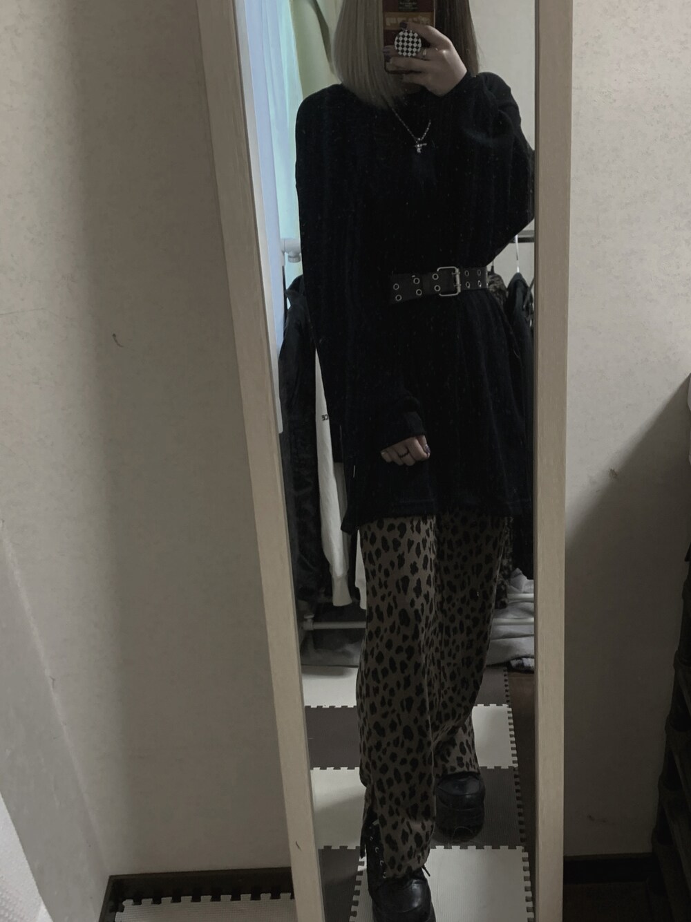「ビッグシルエット、シンプル、レオパード、ワントーンコーデ、ロンT、ウエストマーク、厚底シューズ、フレアパンツ、ビッグT、サブカル、PROCLUB、韓国ファッション、モード、個性派」｜「PRO CLUB のJE-PRO5-6.7oz.Thermal LSTEE/プロファイブ サーマルロンT（Tシャツ/カットソー、ブラック系）」を使った、まなさん（レディース・155cm）の秋コーディネートの1枚目の写真