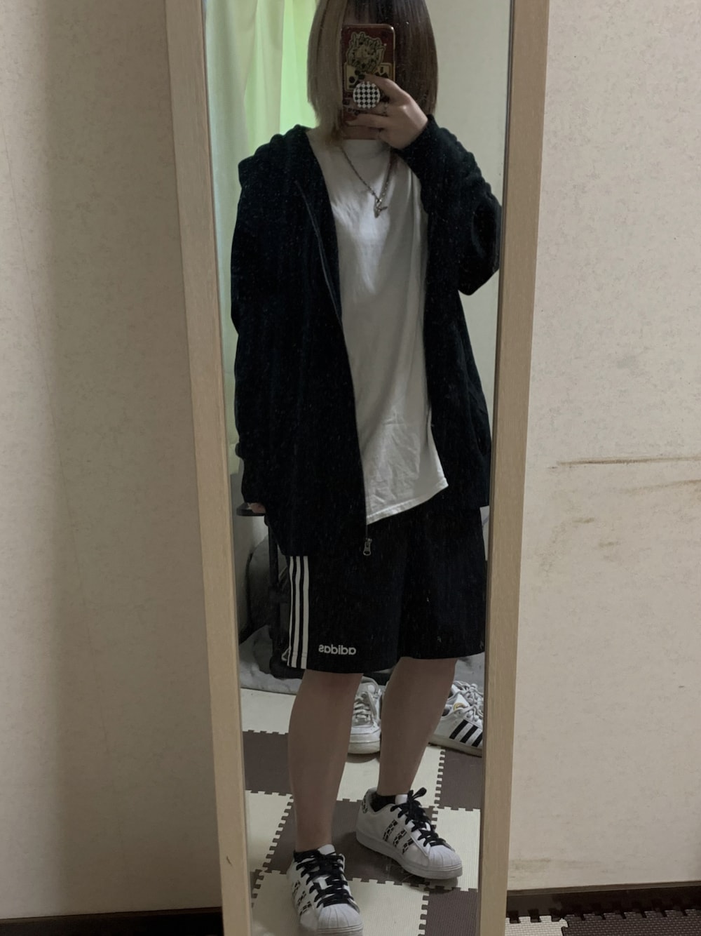 「ハーフパンツ、スポーツミックス、アディダス、UNIQLO、シンプル、メンズライク、ワントーンコーデ、モノトーン、ブラック、ストリートMIX、スニーカー」｜「adidasのアイテム（パンツ、ブラック系）」を使った、まなさん（レディース・155cm）の春コーディネートの1枚目の写真