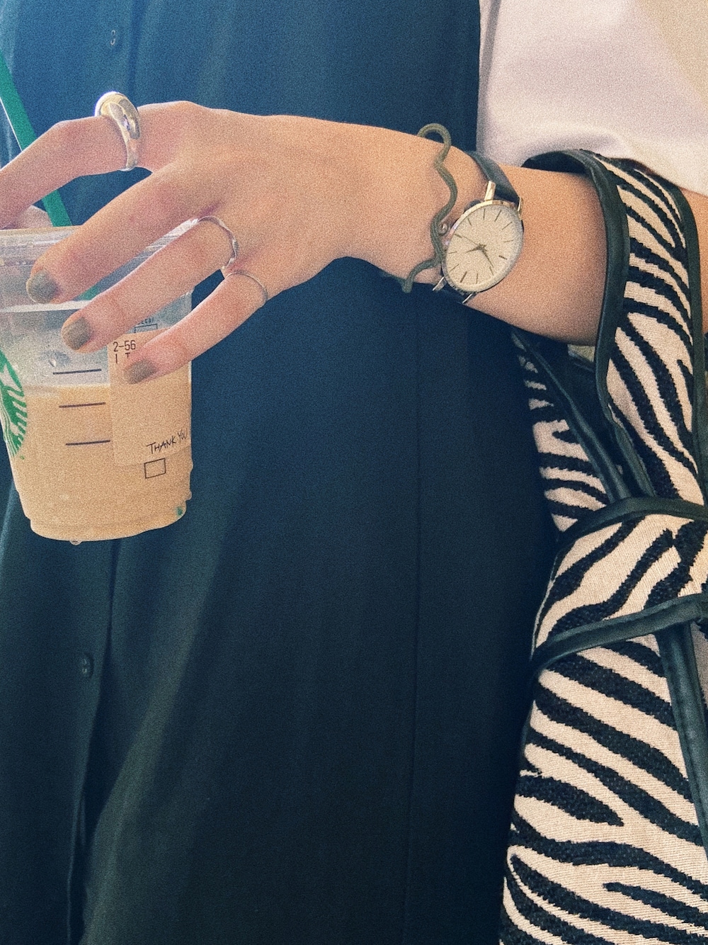 「今日のコーデ、ゼブラ柄、ワンポイント、モノトーン、プチプラコーデ、ワンピース、プチプラ」｜「Samansa Mos2のアイテム（ワンピース/ドレス、ブラック系）」を使った、saさん（レディース・160cm）の秋コーディネートの1枚目の写真