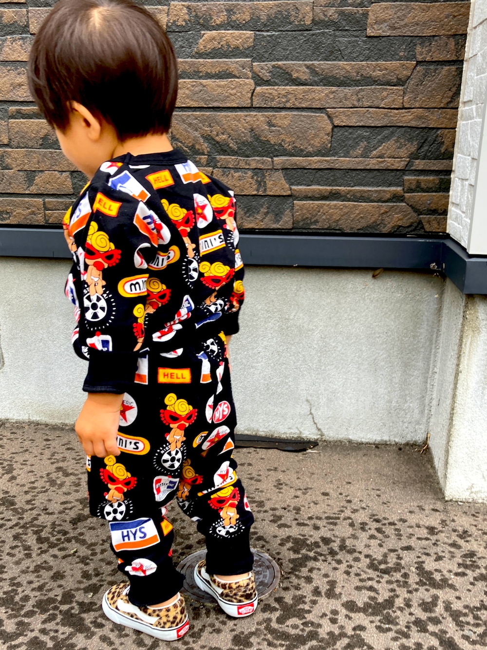「ヒステリックグラマー、ヒステリックミニ(HYSTERIC MINI)、ベビーコーデ、ベビーファッション、子供服コーデ、ゆるコーデ、一歳男の子」｜「HYSTERIC MINIのアイテム（スラックス、ブラック系）」を使った、misaooutaさん（レディース・165cm）の秋コーディネートの1枚目の写真