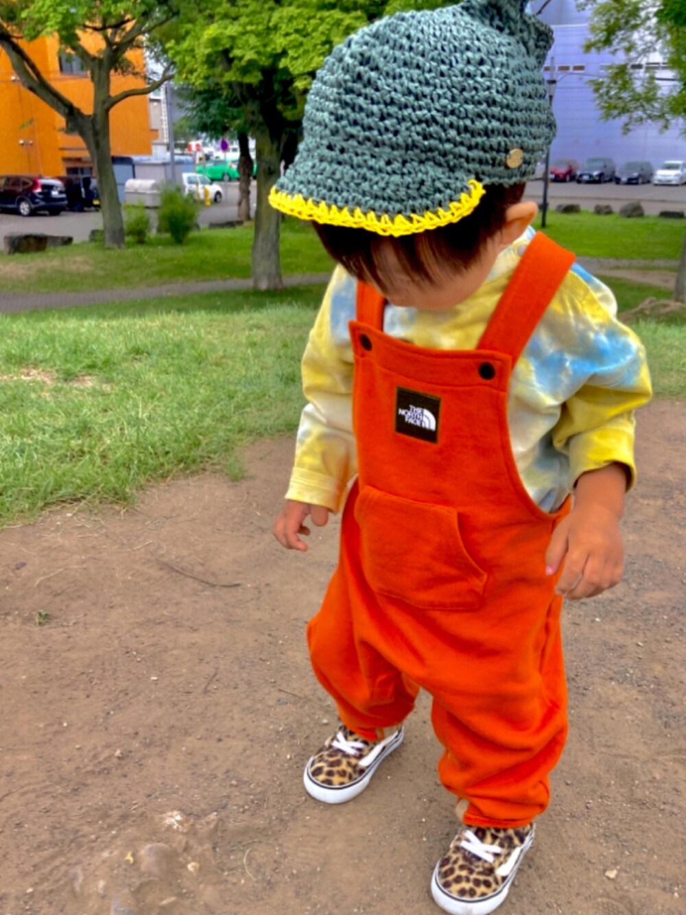「スニーカーコーデ、子供服、休日コーデ、リラックススタイル、シンプルコーデ、秋、子供コーデ、子供服コーデ、ベビー服、ベビーコーデ、ベビーファッション、ノースフェイス」｜「THE NORTH FACEのアイテム（オールインワン・サロペット、オレンジ系）」を使った、misaooutaさん（レディース・165cm）の秋コーディネートの1枚目の写真