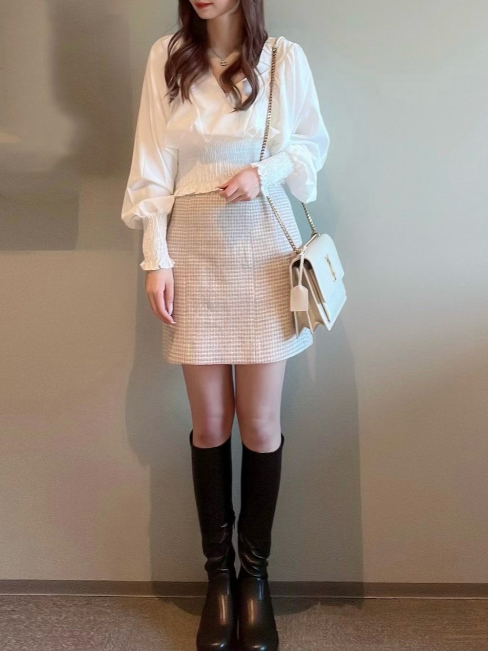「WEARハロウィン2022、秋服、休日コーデ、カジュアル、オトナ女子、秋コーデ、大人かわいい、今日のコーデ、ブーツスタイル、プチプラ、ootd、骨格ストレート、秋服コーデ、お出かけコーデ、スカート」｜「GRLのVネックシャーリングブラウス[at1604] 色:オフホワイト¥1,499（税込） （シャツ/ブラウス、ホワイト系）」を使った、himari_babeさん（レディース・160cm）の秋コーディネートの1枚目の写真